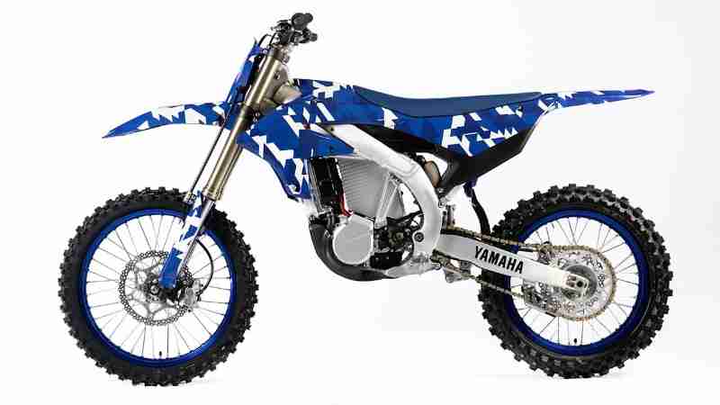 #motocross #sports #offroad #outdoors #news 
Yamaha Motor has unveiled the YE-01 Racing Concept, an electric motocross prototype developed in collaboration with French manufacturer Electric Motion (EM). Will we see this on dealership floors? Is this the future of motocross? Comment below! 


Subscribe to Dirtbike Magazine:
https://hi-torque.com/product/subscribe-to-dirt-bike/

FREE APP DOWNLOAD 

Apple:  https://itunes.apple.com/us/app/dirt-bike-magazine/id497711732?mt=8

Android: https://play.google.com/storeappsdetailsid=com.texterity.android.DirtBikeMagazine

Amazon/kindle:     http://www.amazon.com/dp/B009D8V39C/


Follow Dirtbike Magazine:
https://www.youtube.com/user/DirtBikeMagazine

Dirtbike Magazine Website:
http://www.dirtbikemagazine.com

Dirtbike Magazine Facebook:
https://www.facebook.com/pages/dirtbikemagazinecom/167554954744?fref=ts

Dirtbike Magazine Twitter:
https://twitter.com/dirtbikemag

Dirtbike Magazine Instagram:
http://instagram.com/dirtbikemag, tags: yamaha elektrisches die - Youtube