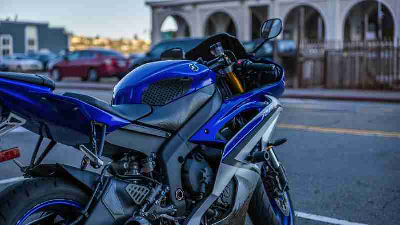 A sporty blue Yamaha YZF-R6 motorcycle parked outdoors, showcasing sleek design., tags: die lücke - pexel